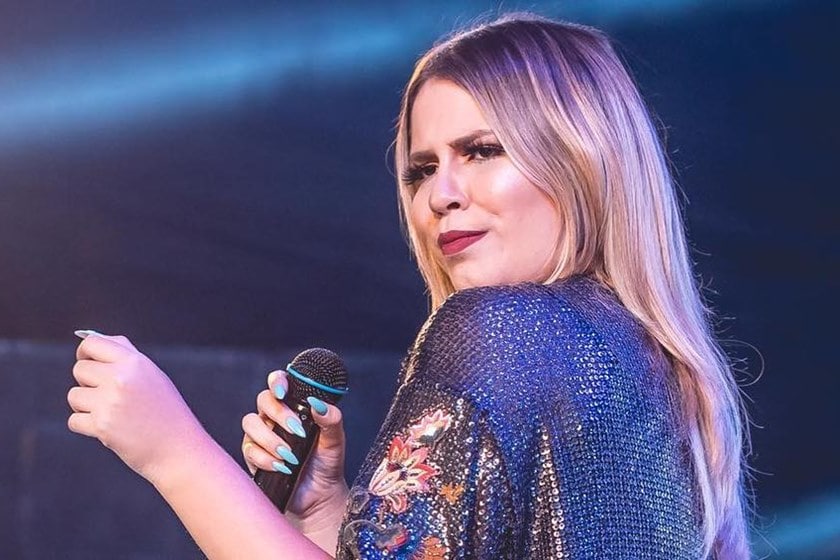 Marília Mendonça ganha festa surpresa de aniversário em casa