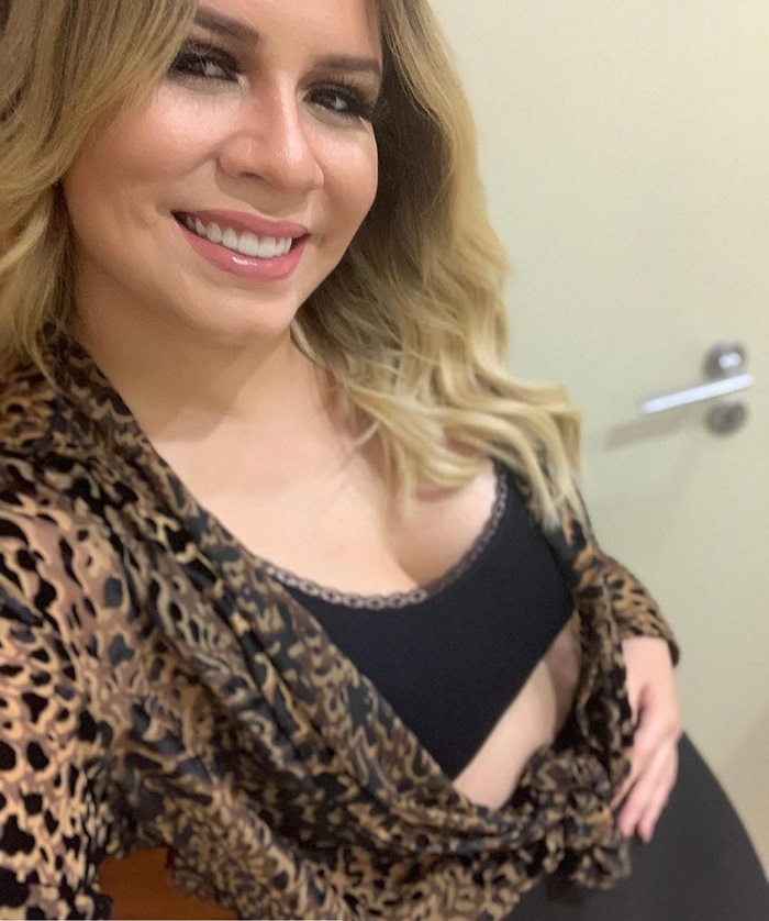 Marília Mendonça segurando a barriguinha de grávida