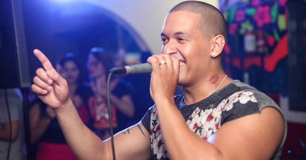 Pagodeiro é agredido em show após cantar ‘Palmeiras não tem mundial’; Assista