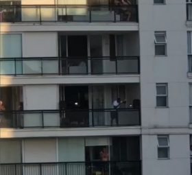 Em quarentena, Mumuzinho faz show da varanda de apartamento para vizinhos: "Tem que ter pagode"