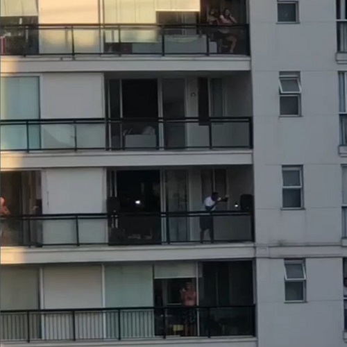 Em quarentena, Mumuzinho faz show da varanda de apartamento para vizinhos: "Tem que ter pagode"